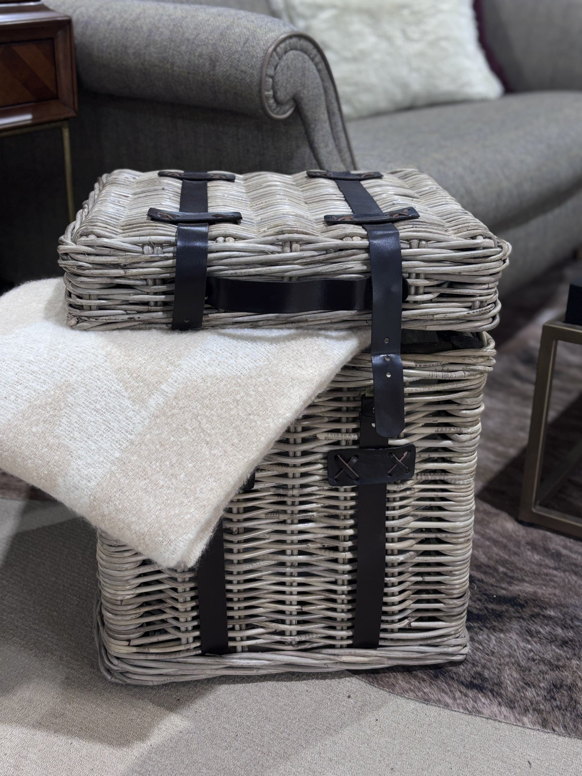 Barna Basket End Table